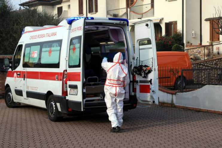 Ambulância na Itália leva paciente com coronavírus (Foto: agência ANSA)