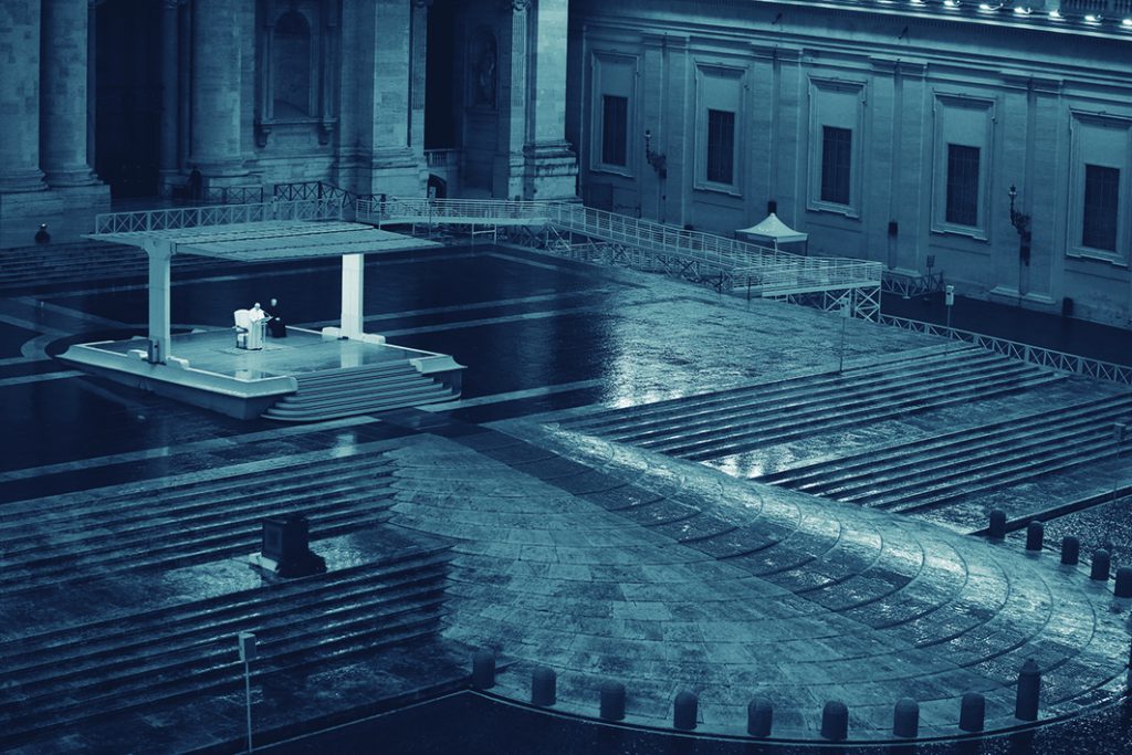 Il Papa in una piazza San Pietro