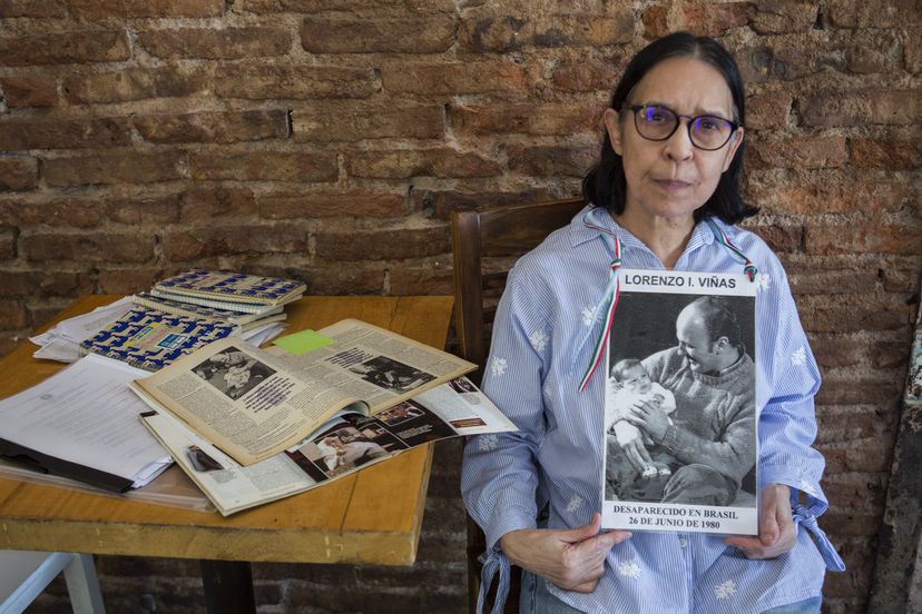 Claudia Olga Allegrini com a foto do Marido Lorenzo Vinas em mãos (foto Silvina Frydlewsky)