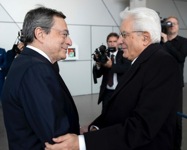 Na foto de arquivo o Primeiro Ministro Mario Dragui e o Presidente Sergio Mattarella