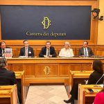 O deputado Fabio Porta na coletiva de imprensa promovida pela Natitaliani para a apresentação das mais de 110.000 assinaturas recolhidas em oposição ao Decreto-Lei 36/2025